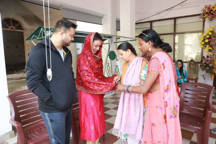 लालू प्रसाद यादव के छोटे बेटे तेजस्वी और बहू के आशीर्वाद देने पहुंचे किन्नरों ने घर के अंदर ढोलक बजाकर और लोकगीत गाकर काफी देर तक डांस किया. इसके बाद उन्होंने तेजस्वी यादव (Tejashwi Yadav) और नई बहू रेचल (Rachel Godinho) अका राजश्री को आशीर्वाद दिया और गोद भरने का रस्म किया.