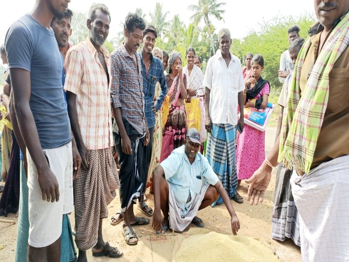 நியாய விலை கடையில் தரமற்ற அரிசி  விநியோகம் -  கீழே கொட்டி பொதுமக்கள் போராட்டம்