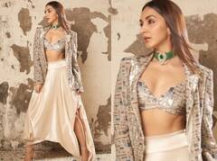 Kiara Adwani Sizzling Photos: हाई हील्स पहनकर व्हाइट-सिल्वर ड्रेस में बनठन कर कहां चलीं कियारा आडवाणी, फैंस ने थाम लिया दिल