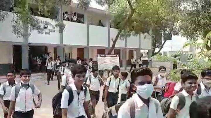 விபத்து நடைபெற்றதால் பள்ளிக்கு விடுமுறை அளிக்கப்பட்டு மாணவர்கள் வெளியேறும் காட்சி
