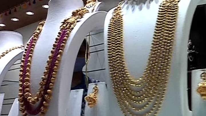 Gold Silver Price Today 19 December 2021 know rates in your city Telangana Hyderabad Andhra Pradesh Amaravati Gold-Silver Price: నేడు పసిడి ప్రియులకు ఊరట, నిలకడగా బంగారం.. వెండి ధరలో భారీ మార్పు