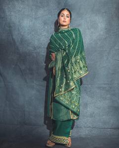 Hina Khan Photos: मांग में टीका, बालों में गुलाब लगाए हिना खान लगीं परियों की रानी, हरे सूट में एक्ट्रेस दिखीं गजब की खूबसूरत