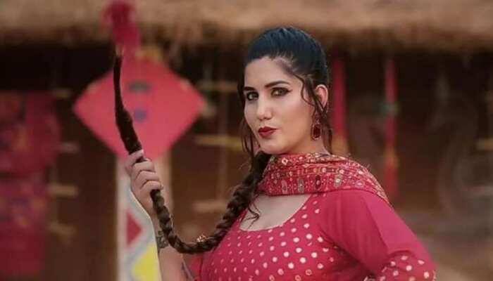 मीडिया रिपोर्ट की मानें तो सपना चौधरी अब एक परफॉर्मेंस के लिए करीब 25 से 50 लाख रुपये तक की फीस चार्ज करती हैं. बता दें कि सपना चौधरी की लोकप्रियता हरिय़ाणा ही नहीं बल्कि पूरे देश में हैं. उनके गाने को लेकर लोगों में क्रेज भी देखा जाता है.