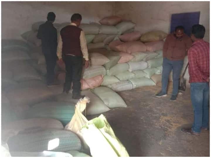 Balrampur News 434 sacks of illegal paddy seized on violation of sale rules ANN Balrampur News: बलरामपुर में अवैध भंडारण और बिक्री पर प्रशासन सख्त, जब्त किए धान के 434 बोरे