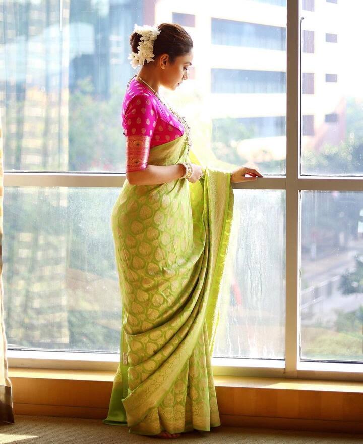अमृताने परिधान केलेल्या  साडीमध्ये तिचे सौंदर्य अधिकच खुलून आले आहे. साडी, केसात गजरा त्यावर पारंपरिक दागिने असा अमृताचा साज प्रेमात पाडणारा आहे. (Photo:@amrutakhanvilkar/IG)
