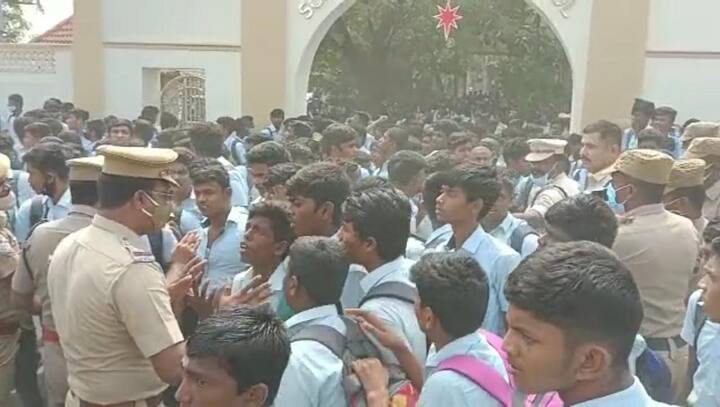 பள்ளி முன் பரப்பாக காணப்பட்ட மாணவர்களை பத்திரமாக வீட்டுக்கு அனுப்பும் பணியில் காவல்துறையினர்