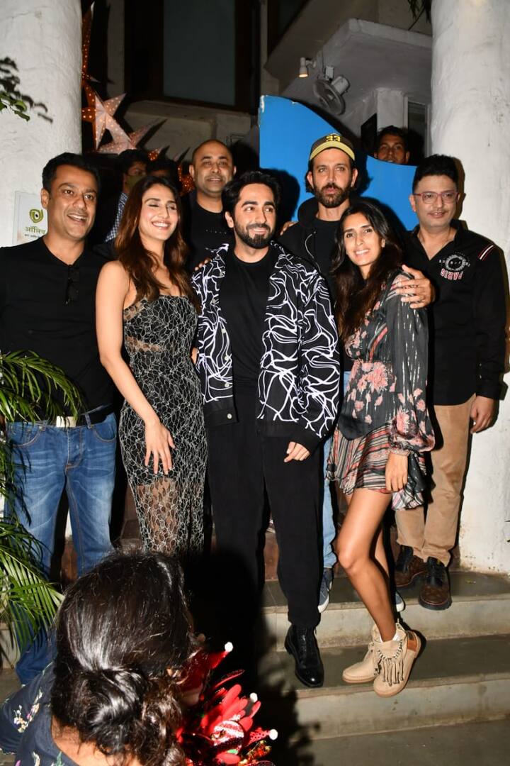 ब्लैक लॉन्ग मिडी में वाणी कपूर बेहद खूबसूरत लग रही थीं तो वहीं आयुष्मान खुराना का स्टाइल भी जबरदस्त दिखा. लेकिन सारी लाइमलाइट लूट ले गए ऋतिक रोशन.