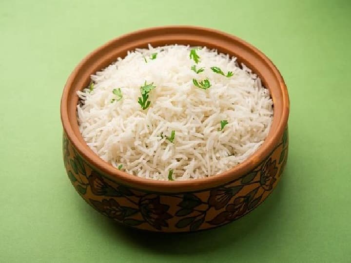 चावल- कई बार लोग चावल को भी माइक्रोवेव में गर्म कर लेते हैं. लेकिन, इससे फूड पॉइजनिंग की परेशानी हो सकती है. माइक्रोवेव में बैसिलस बैक्टीरिया नष्ट हो जाता है. यह दस्त और पाचन से संबंधित परेशानी का कारण बन सकता है.  (PC: Freepik)