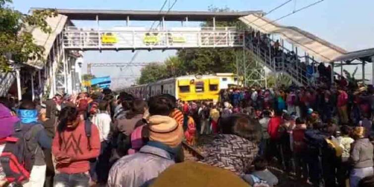 Hooghly Train Blocked at Talandu station due to not running trains on time Train Blocked: তালান্ডু স্টেশনে তুমুল কাণ্ড, সময়ে ট্রেন না চলায় রেল অবরোধ যাত্রীদের