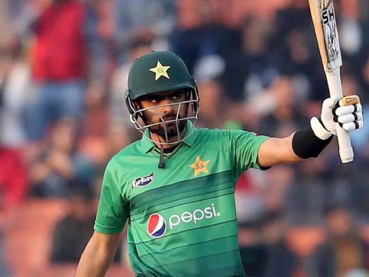 2. ਬਾਬਰ ਆਜ਼ਮ (Babar Azam) ਪਾਕਿਸਤਾਨ ਦੇ ਕਪਤਾਨ ਬਾਬਰ ਆਜ਼ਮ ਲਈ ਵੀ ਸਾਲ 2021 ਬਹੁਤ ਯਾਦਗਾਰ ਰਿਹਾ ਹੈ। ਉਨ੍ਹਾਂ ਦੀ ਕਪਤਾਨੀ 'ਚ ਪਾਕਿਸਤਾਨ ਦੀ ਟੀਮ ਟੀ-20 ਵਿਸ਼ਵ ਕੱਪ 2021 'ਚ ਸੈਮੀਫਾਈਨਲ 'ਚ ਪਹੁੰਚੀ ਅਤੇ ਆਪਣੇ ਸ਼ਾਨਦਾਰ ਪ੍ਰਦਰਸ਼ਨ ਨਾਲ ਸਾਰਿਆਂ ਦਾ ਦਿਲ ਜਿੱਤ ਲਿਆ। ਬਾਬਰ ਨੇ ਇਸ ਸਾਲ 29 ਟੀ-20 ਮੈਚਾਂ 'ਚ 860 ਦੌੜਾਂ ਬਣਾਈਆਂ ਹਨ। ਇਸ ਦੌਰਾਨ ਉਨ੍ਹਾਂ ਦੇ ਬੱਲੇ ਨੇ ਇੱਕ ਸੈਂਕੜਾ ਅਤੇ 8 ਅਰਧ ਸੈਂਕੜੇ ਲਗਾਏ ਹਨ।