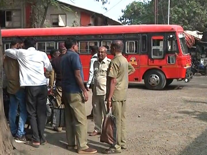 Death of ST employee in Dhule; Demand for filing a case against the officials at the relatives' divisional office with the bodies Dhule: मेस्मा कायद्याची बातमी ऐकून एसटी कर्मचाऱ्याचा हृदयविकाराच्या झटक्याने मृत्यू; मृतदेह घेऊन नातेवाईक विभागीय कार्यालयात