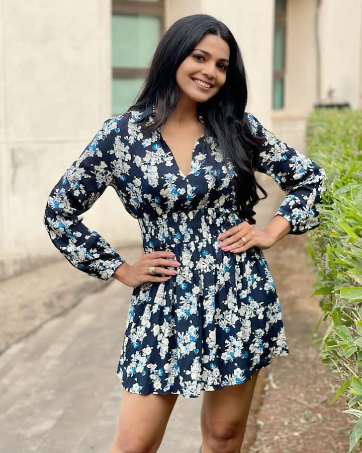 अनेकदा ती तिच्या फोटोशूटचे किंवा चित्रपटांचे फोटो, पोस्टर शेअर करत असते. (photo : iampoojasawant/ig)