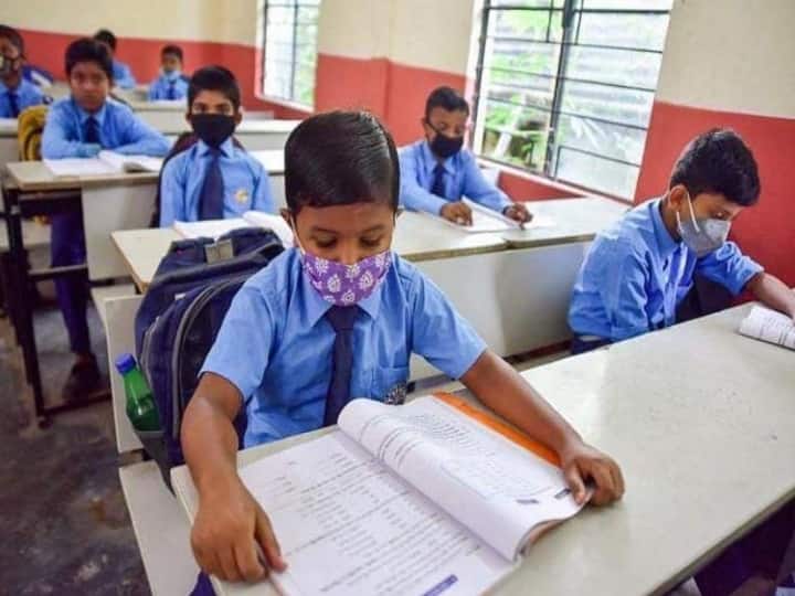 Omicron in India:  16 students of Ghansoli school found Covid-19 positive in Navi Mumbai Watch: Omicron के खतरे के बीच नवी Mumbai में 16 छात्र कोरोना संक्रमित, कतर से लौटे थे एक बच्चे के पिता