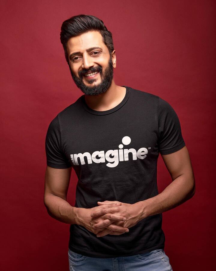 रितेशनं सांगितलं होतं की, आपल्याला चित्रपटाची ऑफर मिळाली होती. त्यानंतर मी त्यांना भेटायला गेलो तर त्यांनी डन असं सांगितलं. मग मीच त्यांना म्हणालो जरा थांबा, मला घरी याबाबत बोलावं लागेल.(Photo:@facebook/Riteishd)