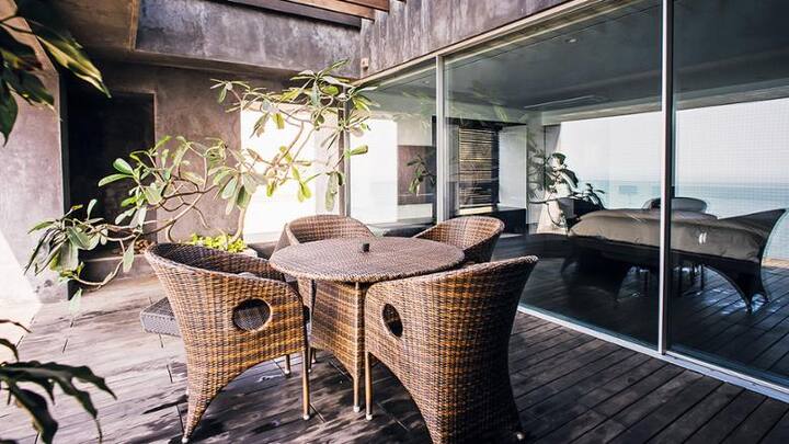 जॉन अब्राहम के इस घर से अरेबियन सी का बेहद शानदार नजारा दिखाई देता है. एक्टर के इस स्पेशियस घर का नाम ‘विला इन द स्काई’ है. जॉन अब्राहम के घर को बेहतरीन इंटीरियर डिजाइन के चलते 2016 में बेस्ट होम का अवार्ड भी मिल चुका है.