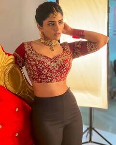 Eesha rebba Photos: ఈషా రెబ్బా... చీరకట్టుకోవడం మర్చిపోయిందబ్బా