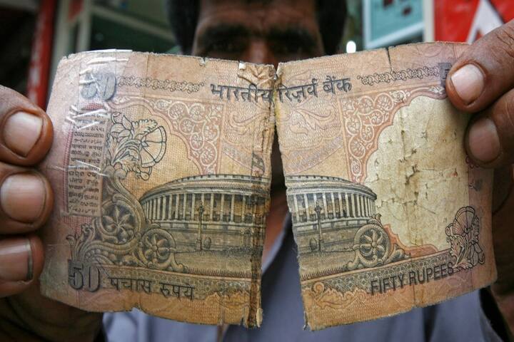 आपको बता दें अगर कोई भी बैंक आरबीआई के नियमों का विरोध करता है तो उसके खिलाफ कार्रवाई भी की जा सकती है. इसके अलावा ग्राहक की शिकायत के आधार पर बैंक को 10 हजार रुपये तक का हर्जाना भी देना पड़ सकता है.