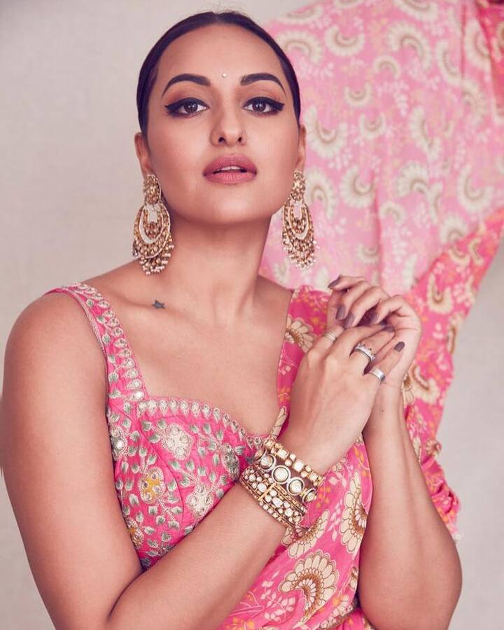 Sonakshi Sinha and Aditya Shroff: मीडिया रिपोर्ट्स के मुताबिक, सोनाक्षी सिन्हा फेम सिनेमा के एक्स प्रबंध निदेशक, आदित्य श्रॉफ को डेट कर रही थीं. दोनों ने एक-दूसरे को दो साल तक डेट किया लेकिन बाद में ब्रेकअप हो गया था.