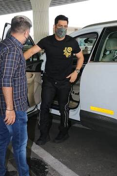 ধোনির স্ত্রী সাক্ষী কি সন্তানসম্ভবা? উঁকি দিচ্ছে বেবি বাম্প