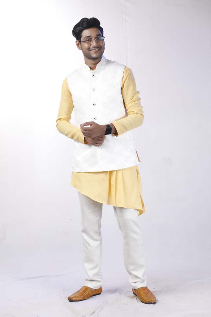 অন্যদিকে, সিংহ রায় পরিবারের হিরের ব্যবসা। প্রভাব প্রতিপত্তি তাঁদের প্রচুর। সেই বাড়ির তিন ভাই হলেন ঋদ্ধিমান, রাহুল ও কুণাল। এই তিন ভাইয়েরও স্বভাব, চরিত্র ও পছন্দ আলাদা।