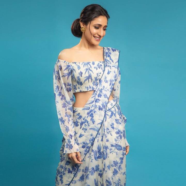 చీరకట్టులో కూడా స్లైలిష్ లుక్స్ లో కనిపించడం ప్రగ్యా జైస్వాల్ కే సొంతం  (Image credit: Pragya jaiswal/Instagram)