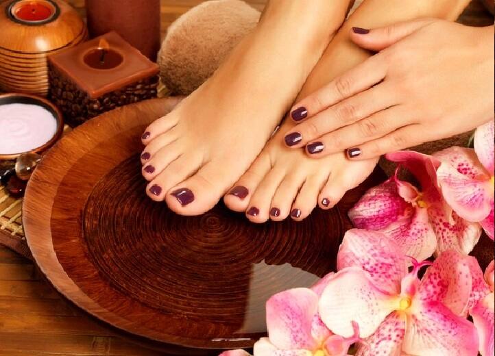 pedicure at home homemade scrub for pedicure and manicure helps in crack heel Beauty Tips : पाय सुंदर आणि मऊ बनवा, घर बसल्या पेडीक्योर करा