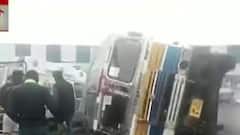 Road Accident: নবান্নের সামনে উল্টে গেল ফ্লাই অ্যাশ ভর্তি কন্টেনার, কন্টেনারের নীচে আটকে এক পথচারী। Bangla News