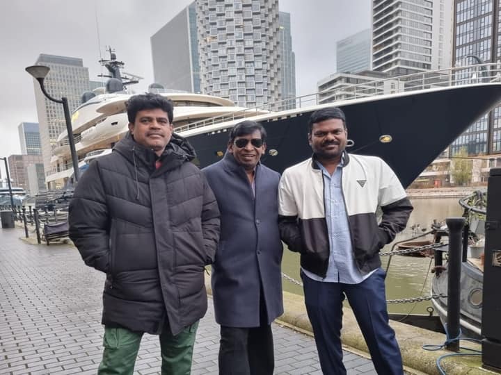 நாய் சேகர் ரிட்டர்ன்ஸ்: லண்டனுக்கு பறந்த டீம்.. சந்தோஷ் நாராயணன் கம்போஸிங்.. போட்டோ வைரல்! Naai Shaker Returns: Santhosh Narayanan and film crew composing songs in London; Photo viral! நாய் சேகர் ரிட்டர்ன்ஸ்: லண்டனுக்கு பறந்த டீம்.. சந்தோஷ் நாராயணன் கம்போஸிங்.. போட்டோ வைரல்!