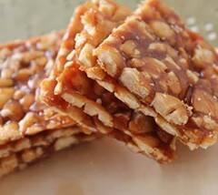 Winter Food: શિયાળમાં ગોળની ચિક્કી ખાવાના છે અદભૂત ફાયદા, સ્કિનને ગ્લોઇંગ કરવાની સાથે આ સમસ્યામાં છે અકસીર