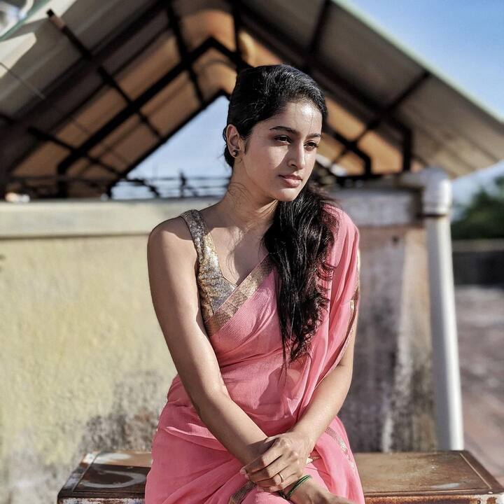 எனக்கென யாருமில்ல  என்றே நானிருந்தேன்  ஓஹோ……..எந்தன் முன்னே  ஓஹோ……நீயே வந்தாய்