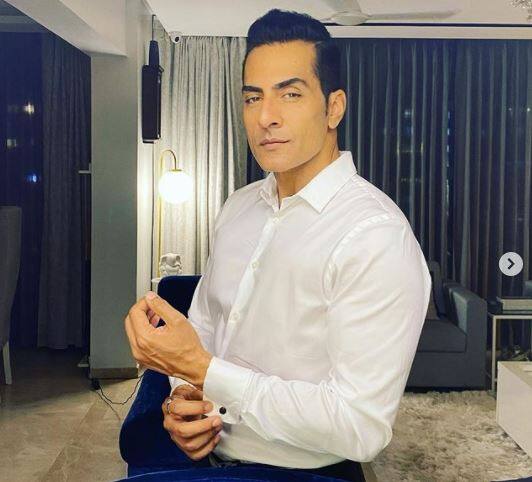 सुधांशु पांडे (Sudhanshu Pandey): सीरियल में वनराज की भूमिका निभाने वाले सुधांशु पांडे की एक दिन की फीस मीडिया रिपोर्ट्स के मुताबिक, 50,000 रुपये है जो कि फीमेल लीड रुपाली की फीस से कम है. उनके ग्रे शेड्स वाले रोल को काफी पसंद किया जा रहा है.