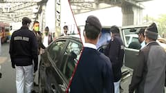 KMC Election 2021: পুরভোটের আগে কলকাতা পুলিশের নাকা চেকিং হাওড়া ব্রিজে | Bangla News