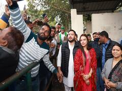 In Pics: शादी की बधाइयां देने पहुंचे समर्थक तो मां के साथ बाहर आए तेजस्वी और रेचल, 'भाभी' के साथ युवाओं ने ली सेल्फी