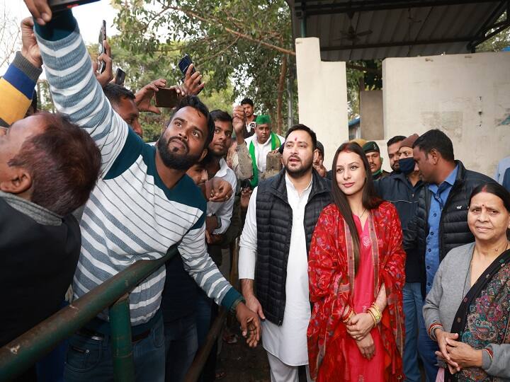 गुरुवार को बड़ी संख्या में समर्थक उनके आवास पर पहुंचे थे. इधर, समर्थकों से मिलने के लिए तेजस्वी यादव अपनी पत्नी रेचल के साथ घर से बाहर निकले थे और उनसे मुलाकात की थी. इस दौरान रेचल ने बड़ों के पैर छूए और उनका आशीर्वाद लिया था.