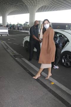 Nora Fatehi Photos: स्टाइलिश बॉडीकोन आउटफिट में एयरपोर्ट पर स्पॉट हुईं नोरा फतेही, अदाओं से किया फैंस को घायल