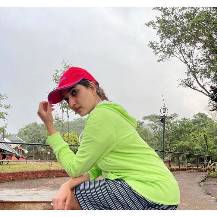 टीव्ही किंवा चित्रपट सृष्टीत काम करणाऱ्या कलाकारांचे ग्लॅमरस फोटो नेहमीच व्हायरल होत असतात. यात अभिनेत्री रुपाली भोसलेचाही समावेश आहे. (Photo Instagram @rupalibhosle)