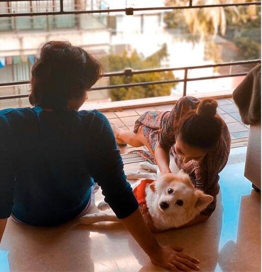 मलाइका का फ़्लैट मुंबई के बांद्रा इलाके में स्थित है. इस फ़्लैट में एक्ट्रेस के साथ उनका बेटा अरहान खान (Arhaan Khan) और एक क्यूट सा डॉगी कैस्पर रहते हैं. बता दें कि फिलहाल मलाइका का बेटा आगे की पढ़ाई पूरी करने के लिए विदेश गया हुआ है.