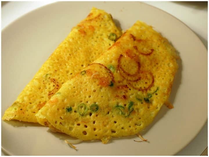 Kitchen Hacks: ऑफिस के लिए हो रही है देरी, तो नाश्ते में फटाफट बनाएं हेल्दी और टेस्टी मूंग दाल का चीला Kitchen Hacks Moong Dal Chilla Recipe Very Simple Tasty Moong Dal Cheela Help In Weight Loss Kitchen Hacks: ऑफिस के लिए हो रही है देरी, तो नाश्ते में फटाफट बनाएं हेल्दी और टेस्टी मूंग दाल का चीला