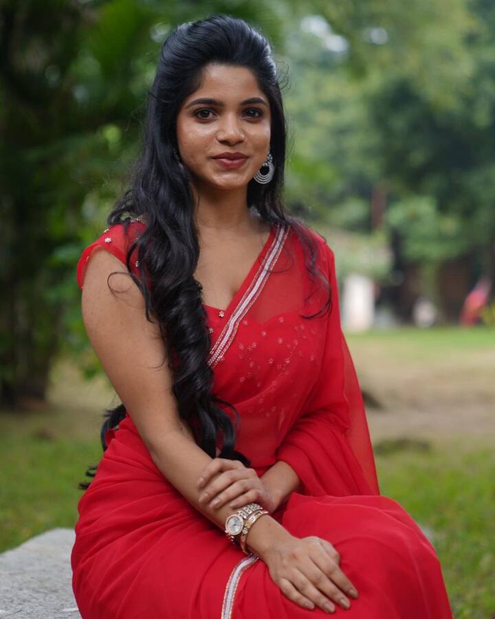 கல்லைத்தான் தட்ட தட்ட சிற்பம் ஒன்று பிறக்கும் கண்கள்தான் தட்ட தட்ட உள்ளம் திறக்கும்