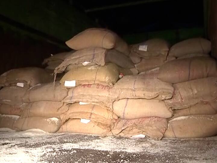 Black market of ration wheat rice! big action in Mumbai; Goods worth Rs 8-10 crore confiscated रेशनच्या गहू तांदळाचा काळाबाजार! मुंबईत मोठी कारवाई; आठ ते दहा कोटींचा माल जप्त 