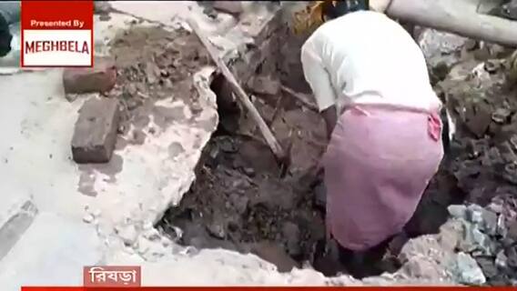 Serampore: শ্রীরামপুরে জমা জল বার করতে গিয়ে বিপত্তি, ধস নেমে বড়সড় ফাটল কয়েকটি বাড়িতে। Bangla News