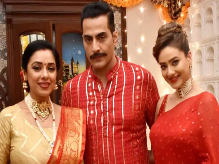 Anupamaa Serial Starcast Fees: इस साल टेलीविजन के सबसे चर्चित सीरियलों में अनुपमा (Anupamaa) का बोलबाला रहा. कई टीवी सीरियल आए और गए लेकिन अनुपमा टीआरपी में टॉप पर बना रहा. इस शो में अनुपमा का लीड रोल रुपाली गांगुली (Rupali Ganguly) का है जिन्हें एक दिन की फीस के तौर पर 60,000 रुपये मिलते हैं.