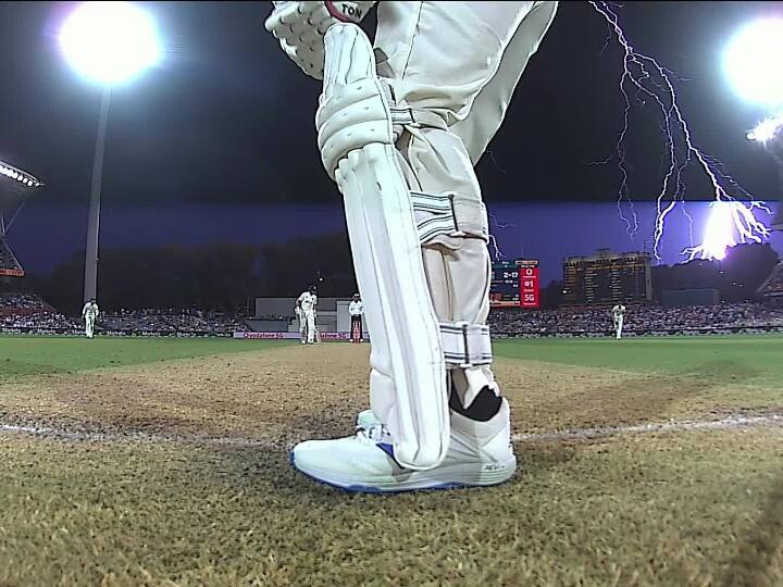 Ashes Series: Massive lightning stops play in Adelaide david warner share photo Ashes: दूसरे टेस्ट के दौरान ऐसी गिरी बिजली कि रोकना पड़ गया मैच, स्टम्प कैमरे में कैद हुई तस्वीर