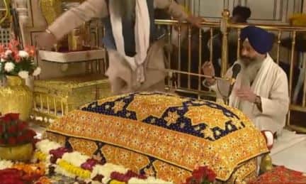 Attempt by youth to commit Sacrilege at Darbar Sahib, Amritsar Big Breaking: ਨੌਜਵਾਨ ਵੱਲੋਂ ਦਰਬਾਰ ਸਾਹਿਬ ਅੰਮ੍ਰਿਤਸਰ ਵਿਖੇ ਬੇਅਦਬੀ ਕਰਨ ਦੀ ਕੋਸ਼ਿਸ਼