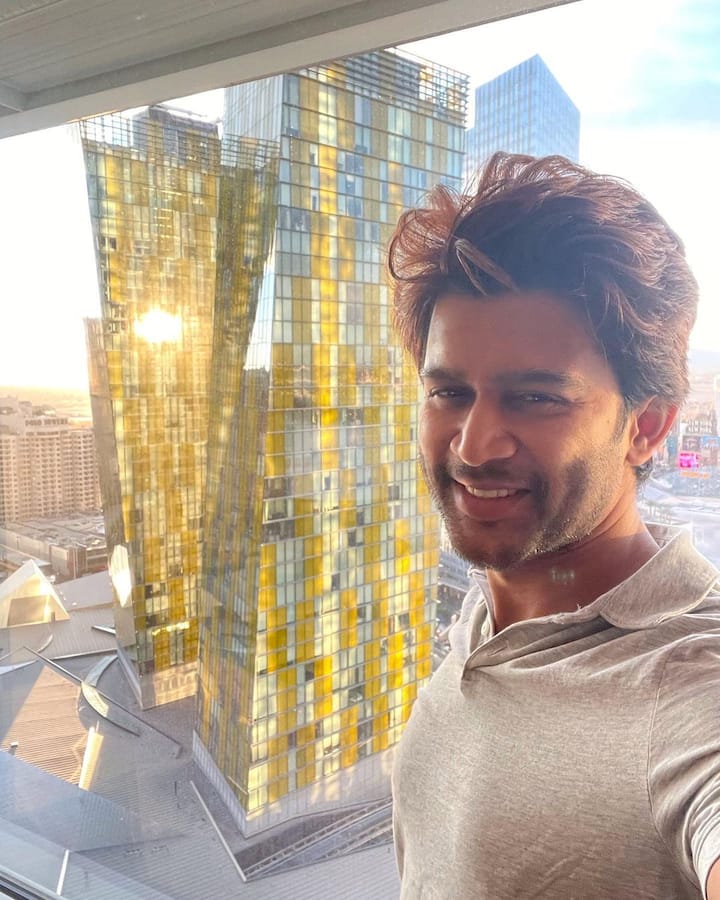 అభిజీత్ అభిమానులకు ఆర్నాల్డ్ తో ఉన్న ఫోటోలు ఆనందాన్ని నింపాయి. కారణం తమ అభిమాన హీరో మరో స్టార్ హీరోతో ఫోటో దిగడం, ఒకే ఫ్రేమ్ లో ఇద్దరు అభిమాన హీరోలు ఉండడం నిజంగా వారికి పండగే. (Image credit: Abijeeth/Instagram)