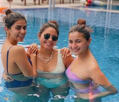 કડકડતી ઠંડીમાં પૂલમાં બિકિની પહેલી મસ્તી કરતી જોવા મળી Alia Bhatt