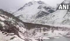 Photos: હિમવર્ષા બાદ જામી ગયું આ જાણીતું તળાવ, લોકો જોવા મળ્યા ચાલતાં