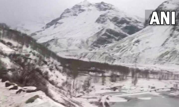 મનાલી અને લાહૌલ ક્ષેત્રમાં ભારે હિમવર્ષા થઈ છે. રાજ્યના મોટાભાગના વિસ્તારોમાં લઘુત્તમ તાપમાન માઈનસ અને શૂન્ય ડિગ્રી સેલ્સિયસ સુધી પહોંચી ગયું છે. પ્રવાસીઓ પણ મનાલીના ઠંડા વાતાવરણની મજા માણી રહ્યા છે. ક્રિસમસ પહેલા મનાલીના પ્રવાસન સ્થળો તાજી હિમવર્ષાથી ચમકી ઉઠ્યા છે.