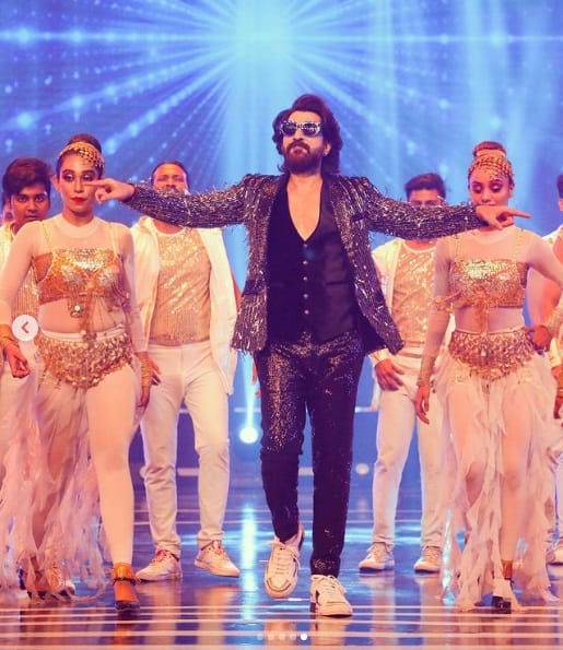 এটা যে শুধু মাত্র ঝলক, বুঝিয়ে দিয়েছেন জিৎ। তাঁর আসল স্টাইল ও ডান্স দেখার জন্য এখনও অপেক্ষা করতে হবে দর্শক থেকে অনুরাগীদের।