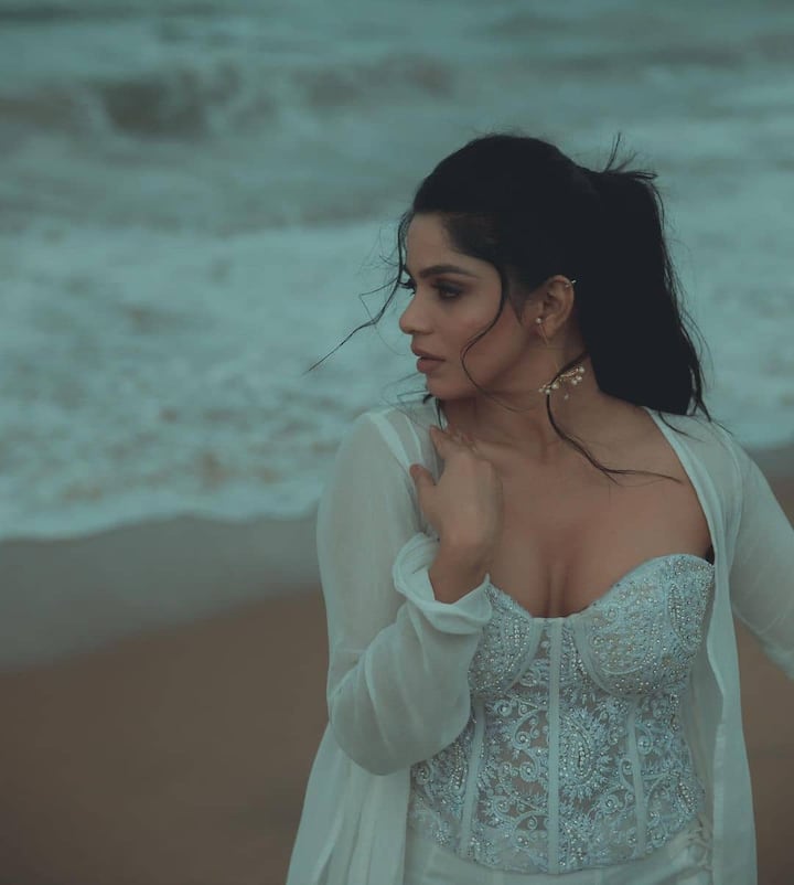 ஒருநாள் விழிகள் பார்த்தது என் வாழ்நாள் வசந்தம் ஆனது என் இலையுதிர்காலம் போனபோது உன் நிழலும் இங்கே பூக்குது